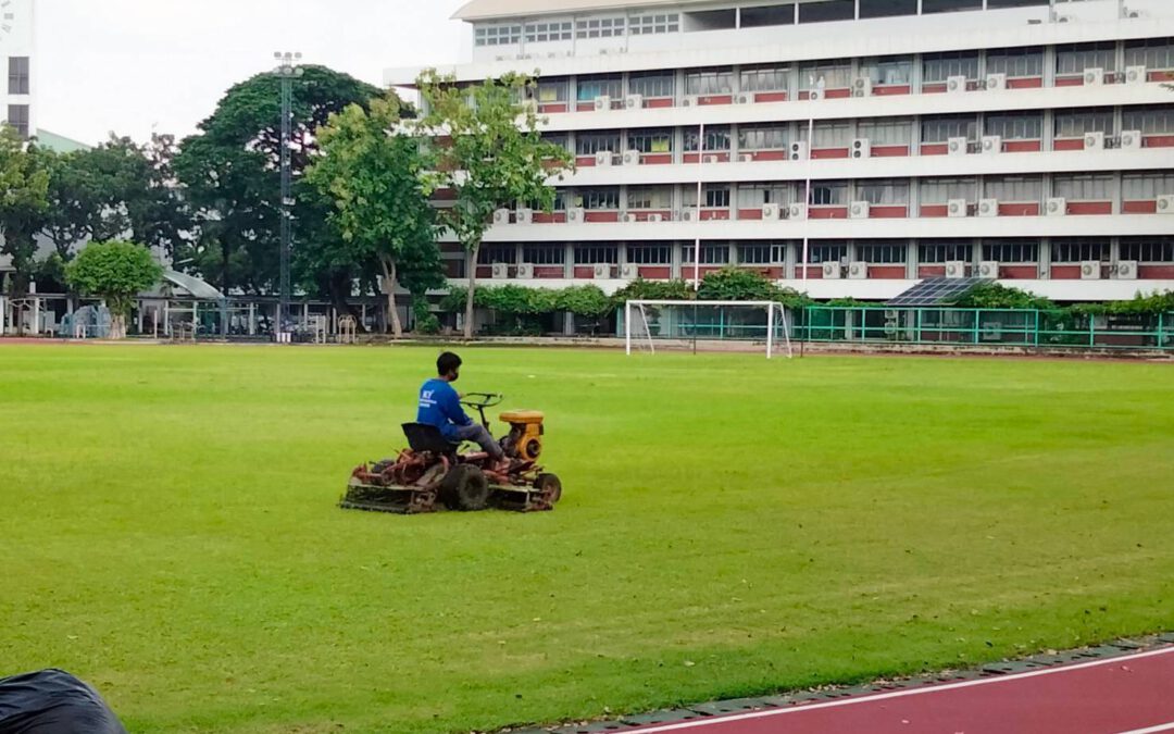ตัดหญ้าท้อปทราย ทำเขตกรรมสนามฟุตบอล ร.ร. สาธิตเกษตร
